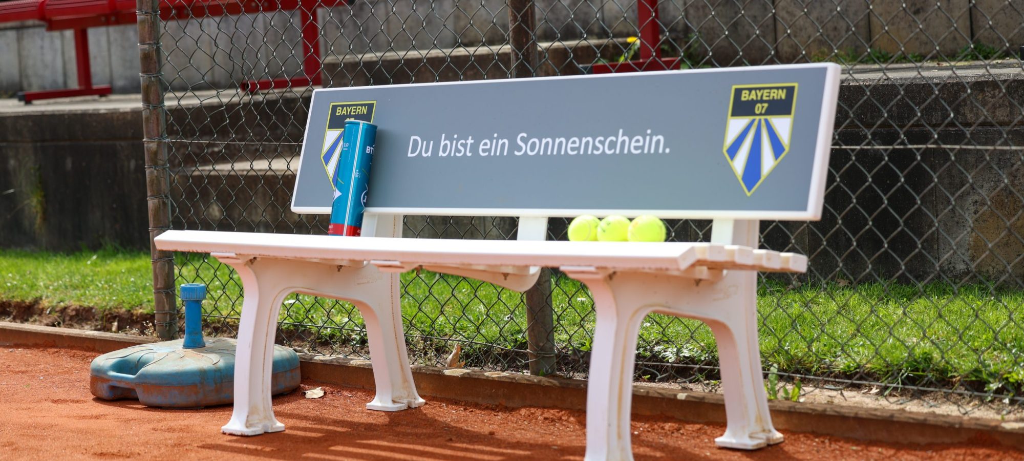 20230422115225_EW7A3439 Tennis, Bank, Sandplatz, Tennisbälle, Logo
